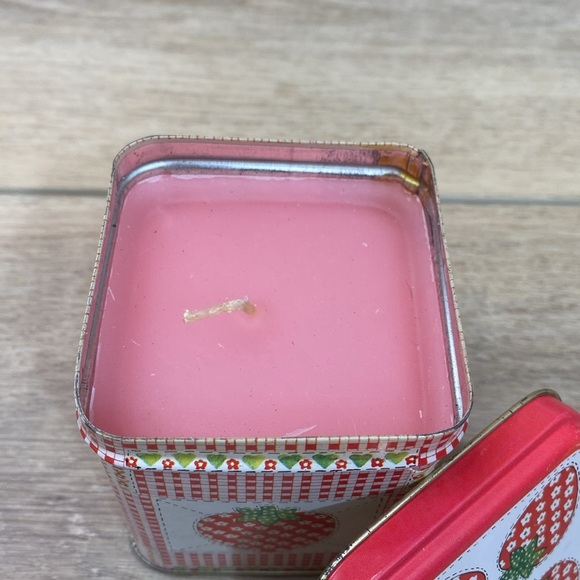 Vintage‎ 1979 Guild House Strawberry Scented Candle with Tin Box - Picture 2 of 8